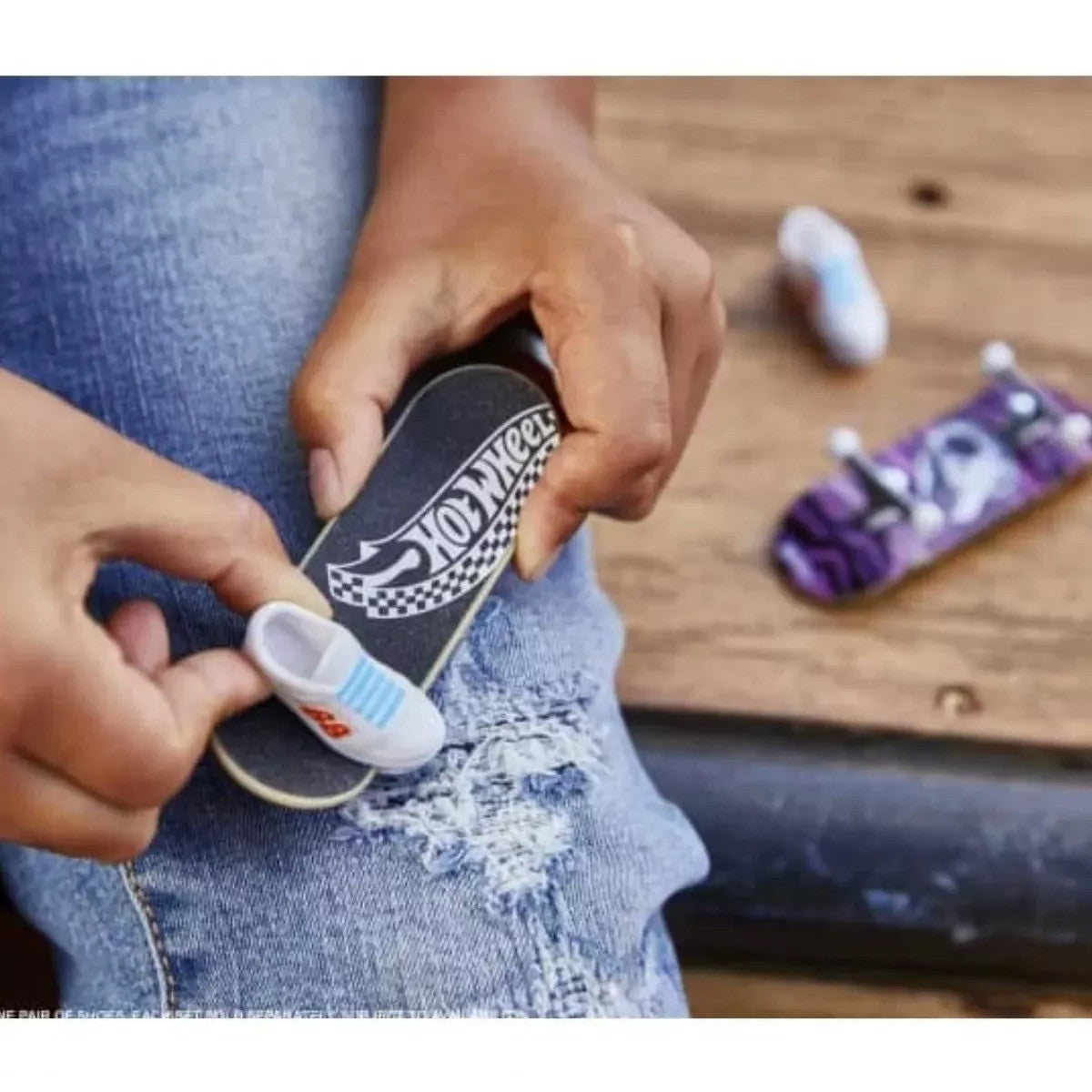 Patineta Para Dedos Con Tenis Finger Board HOT WHEELS