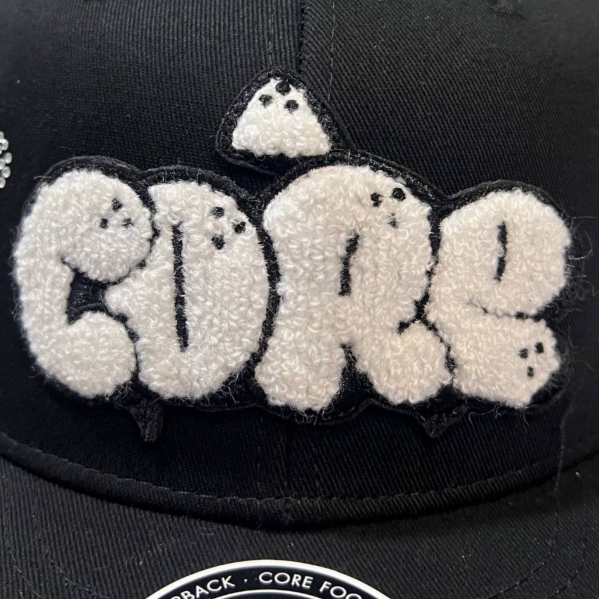 Gorra Negra Shiny Peluche CORE