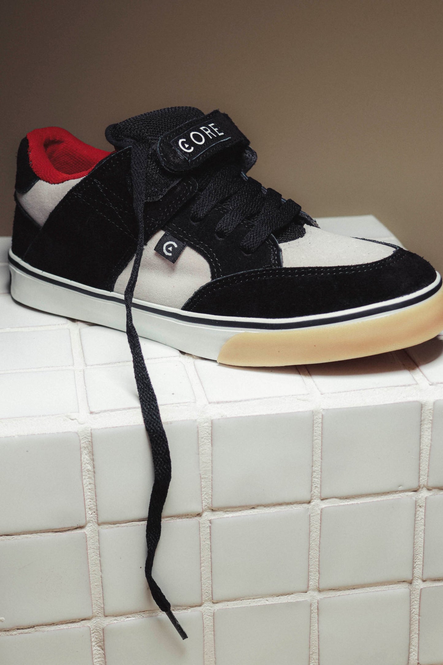 Tenis Pressure Black & White CORE