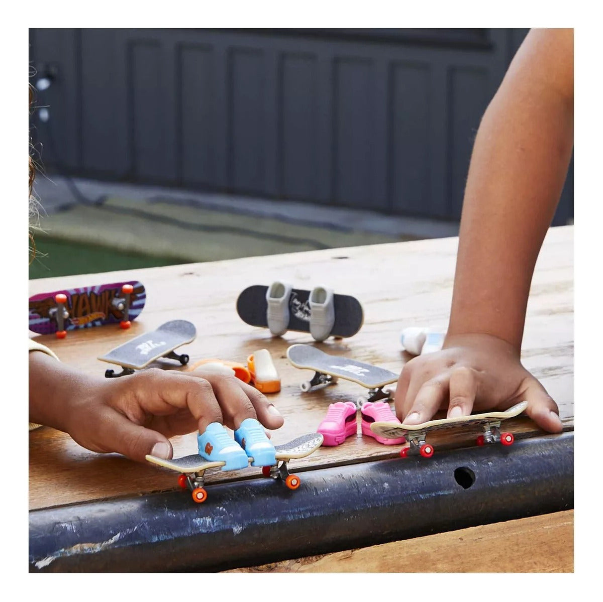 Patineta Para Dedos Con Tenis Finger Board HOT WHEELS