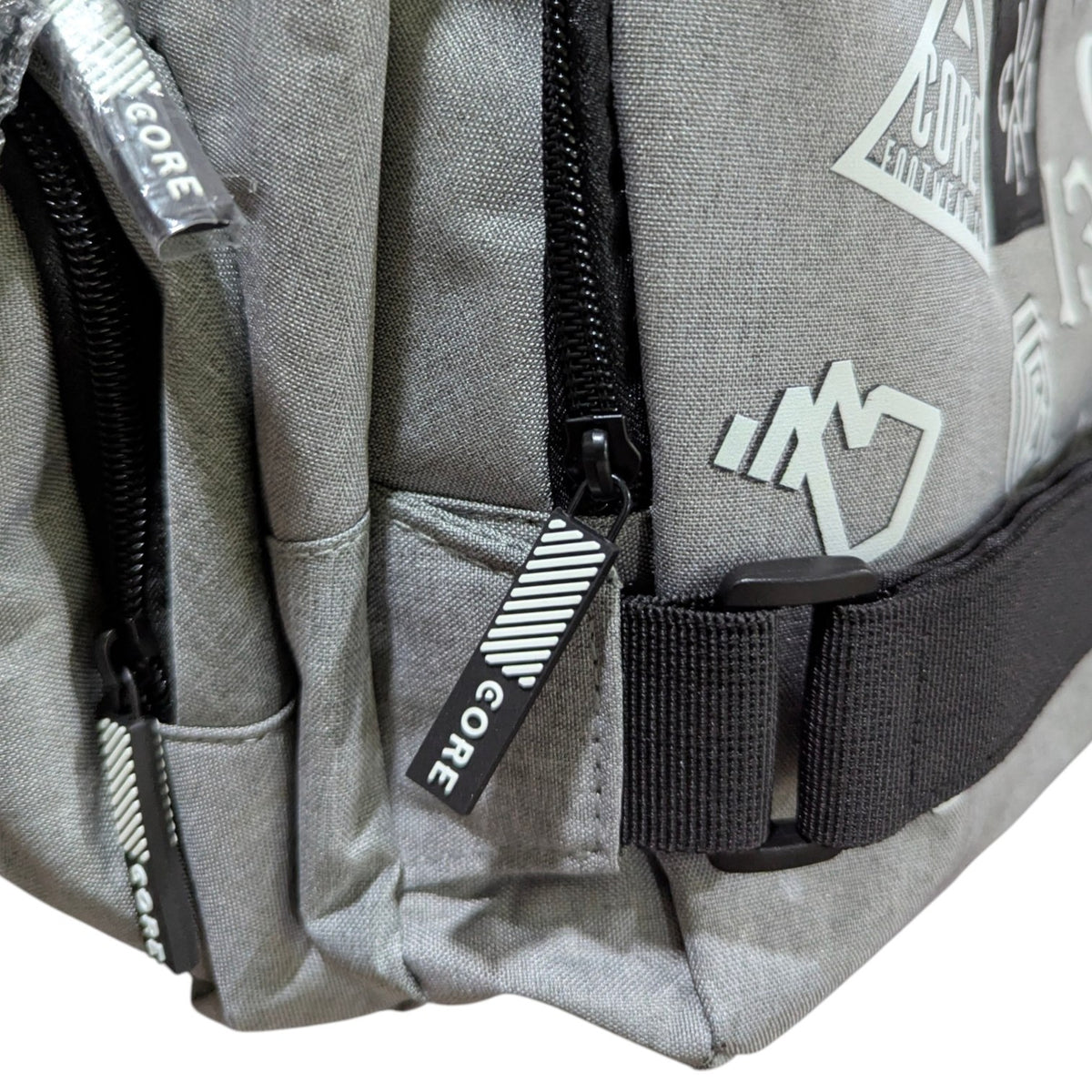 Mochila Skate Gris Graffiti Blanco CORE