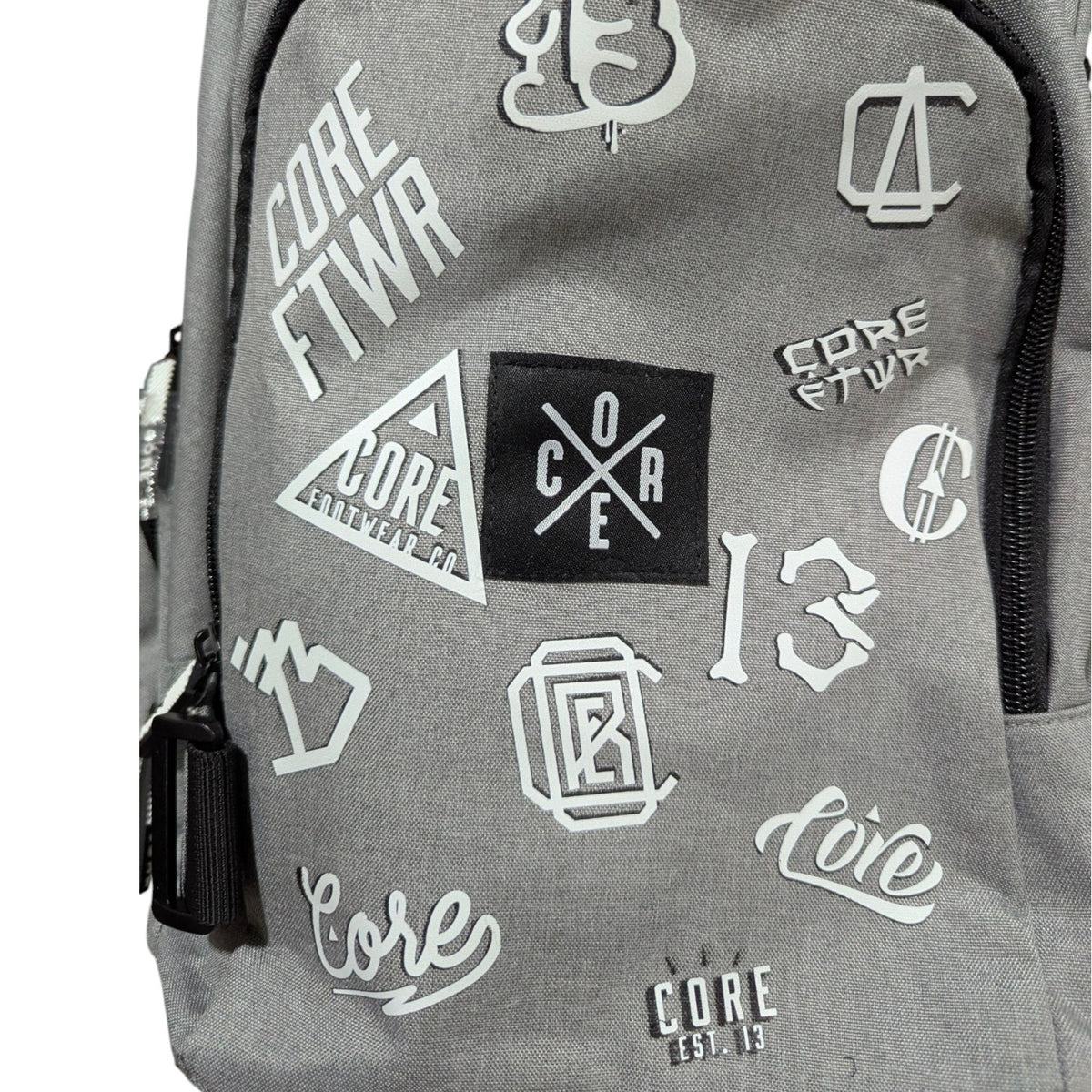 Mochila Skate Gris Graffiti Blanco CORE